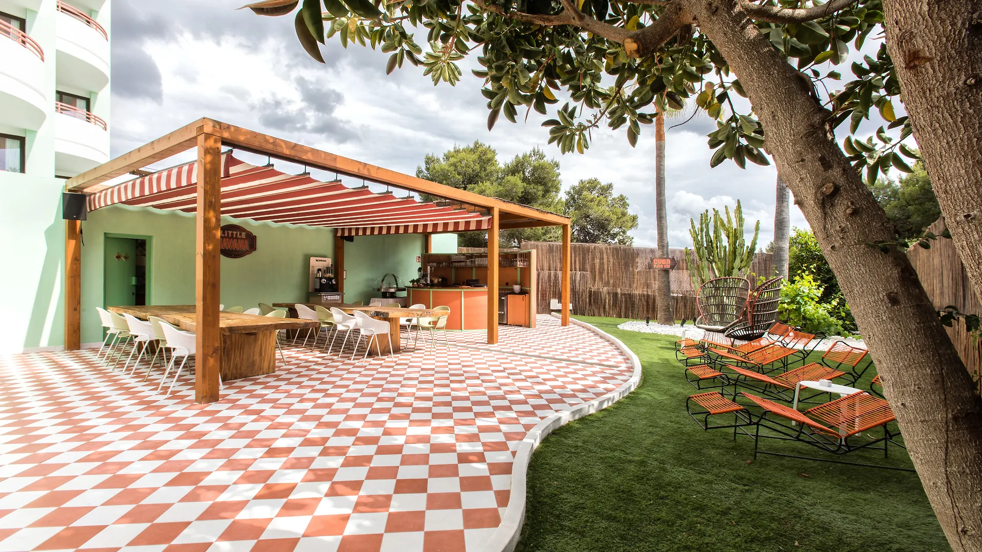 Hotel Cubanito Ibiza San Antonio Abad 4*,